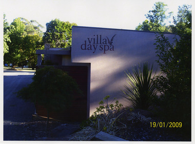 A colour photograph of the sign for the villa day spa at The Cumberland guest house in Marysville. The photograph was taken during a carers' retreat which took place from 16th to 19th January 2009, just before the 2009 Black Saturday bushfires in the February.