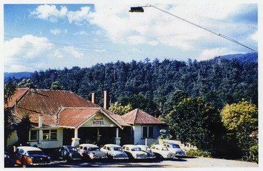A colour photograph of the Marysville Hotel in Marysville.