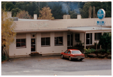 A colour photograph of the Marysville Hotel in Marysville.