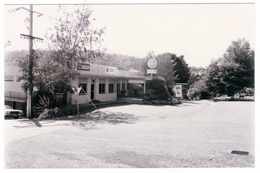 A black and white photograph of the Marysville Hotel in Marysville.