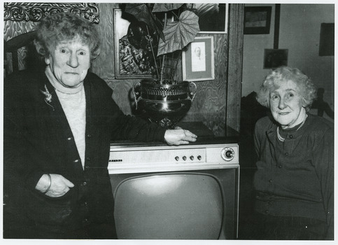 A black and white photograph of Elsie Bolam and Lesley MacGowan. Lesley MacGowan was the lifelong companion of Elsie Bolam. Elsie owned the original Kerami Guesthouse from 1919 until the end of the 1920s.