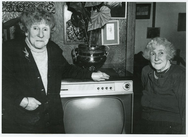 A black and white photograph of Elsie Bolam and Lesley MacGowan. Lesley MacGowan was the lifelong companion of Elsie Bolam. Elsie owned the original Kerami Guesthouse from 1919 until the end of the 1920s.