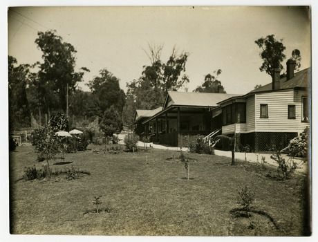 A black and white photograph of Kerami Guesthouse in Marysville. The original Kerami Guesthouse was built in 1907.
