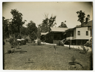 A black and white photograph of Kerami Guesthouse in Marysville. The original Kerami Guesthouse was built in 1907.