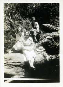 A digital copy of a black and white photograph of an unknown group of people taken at Kerami guest house in Marysville.