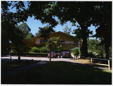 A colour photograph of the main entrance and building of Kerami Gardens Resort in Marysville.