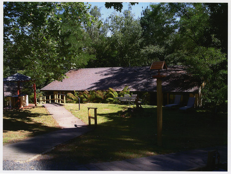 A colour photograph taken at Kerami Gardens Resort in Marysville. The photograph is of one of the buildings at the resort.