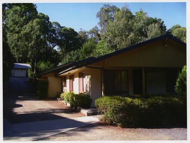 A colour photograph taken at Kerami Gardens Resort in Marysville. The photograph is of one of the accommodation buildings at the resort.