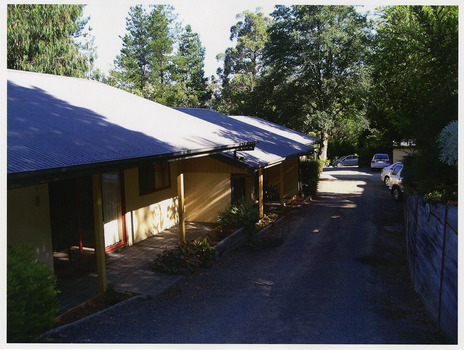 A colour photograph taken at Kerami Gardens Resort in Marysville. The photograph is of one of the accommodation buildings at the resort.