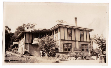 A black and white photograph of Mary Lodge Guest House in Marysville. The photograph was taken in 1941.