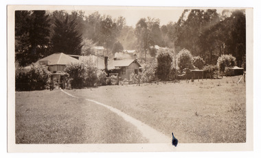 A black and white photograph of Mary Lodge Guest House in Marysville. The photograph was taken in 1941.