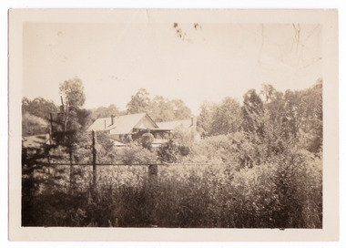 A black and white photograph of Kooringa guest house in Marysville. The original house was built in 1914 for Frederick Webb by the Cuzens Brothers. The photograph was taken in December 1957.