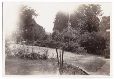 A black and white photograph taken at Kooringa guest house in Marysville. The original house was built in 1914 for Frederick Webb by the Cuzens Brothers. The photograph was taken in 1946.