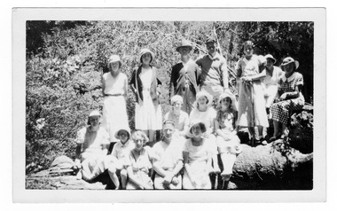 A digital copy of a black and white photograph of an unknown group of guests staying at Kooringa Guest House in Marysville.