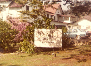 A copy of a colour photograph of the front entrance sign to Kooringa Tourist House in Marysville.