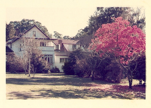 A copy of a colour photograph of Kooringa Tourist House in Marysville.