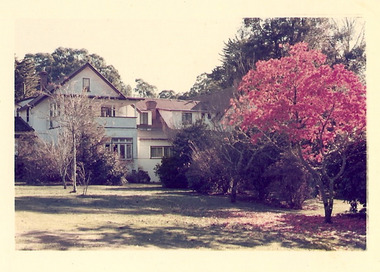 A copy of a colour photograph of Kooringa Tourist House in Marysville.