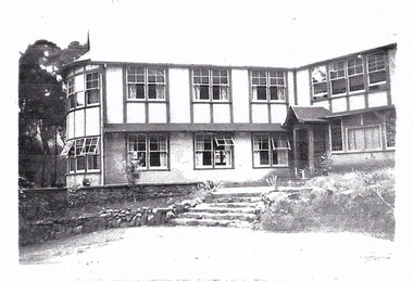 A black and white photograph of Mary Meadows guest house in Marysville. Mary-Meadows was part of the Mary Chain of guest houses built by Eric Dowdle and was locally known as The Golf House. It later became El Kanah. The photograph was taken in 1947.