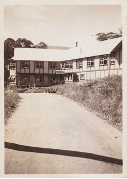 A black and white photograph of Mary Meadows guest house in Marysville. Mary-Meadows was part of the Mary Chain of guest houses built by Eric Dowdle and was locally known as The Golf House. It later became El Kanah. The photograph was taken in 1947.