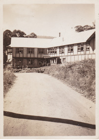 A black and white photograph of Mary Meadows guest house in Marysville. Mary-Meadows was part of the Mary Chain of guest houses built by Eric Dowdle and was locally known as The Golf House. It later became El Kanah. The photograph was taken in 1947.