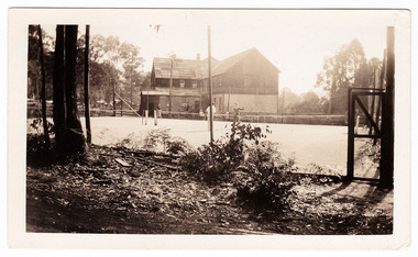 A black and white photograph of Mary-Lyn Guest House in Marysville. Mary-Lyn was part of the Mary Chain of guest houses built by Eric Dowdle in the Depression years. The photograph was taken in 1935 and is a view of the guest house looking from the tennis court.