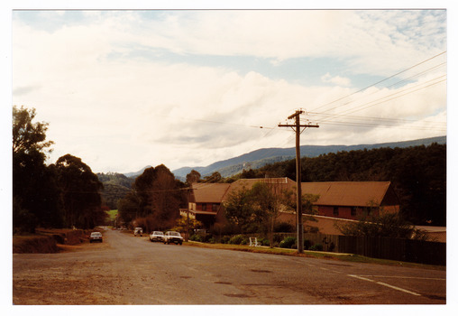 A colour photograph of Mary-Lyn Guest House in Marysville. Mary-Lyn was a part of the Mary Chain of guest houses built by Eric Dowdle during the Depression years. The photograph is of the main building with the mountains in the background.