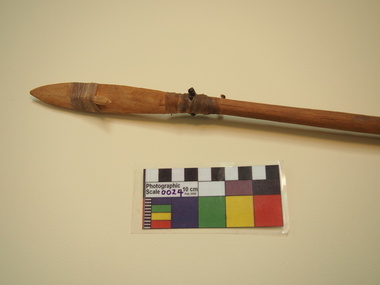 Short wooden spear with angled tail
