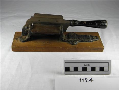 Tool used for cutting tobacco