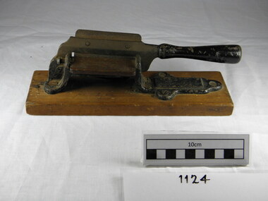 Tool used for cutting tobacco
