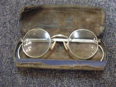 Spectacles with metal frame
