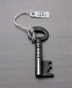 Metal gaol key with bow and prong teeth