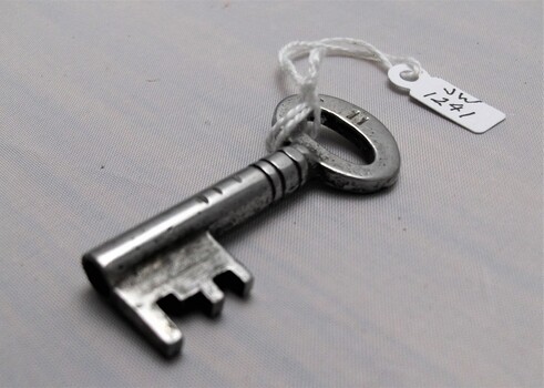 Metal gaol key with bow and prong teeth
