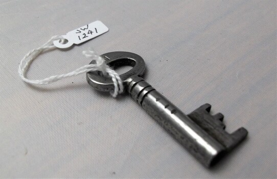 Metal gaol key with bow and prong teeth