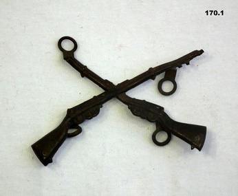 Metal pair  of crossed rifles for clothing