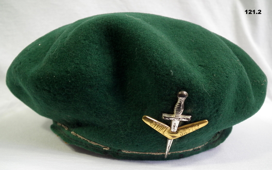 Green army Commando beret with badge