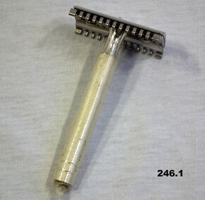 Gillette Razor set with knurled handle