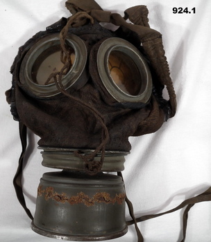 WW1 gas mask and container