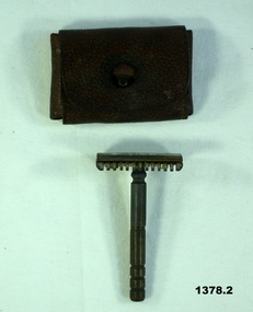 Shaving razor with leather pouch WW1