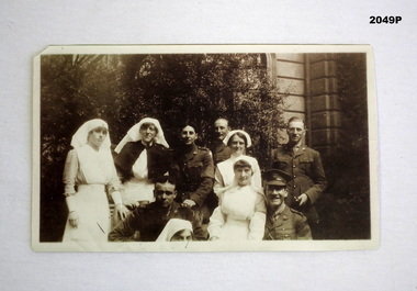 Photo showing a group of nurses, soldiers WW!