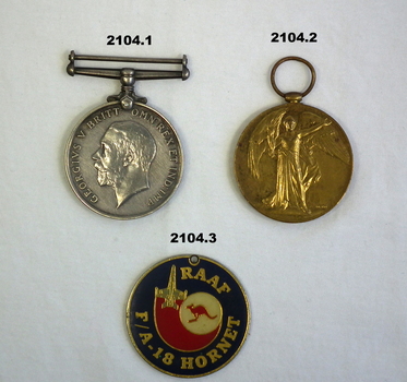 Medals AIF WW1, badge RAAF,