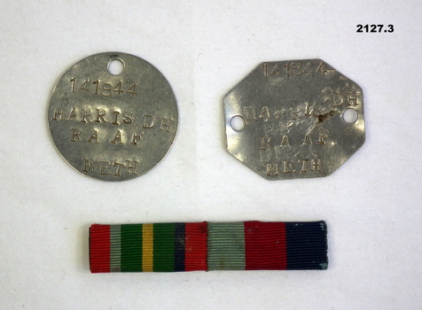 Set of identity discs and service ribbons WW2