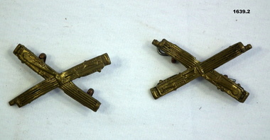 Two crossed Vickers machine gun badges