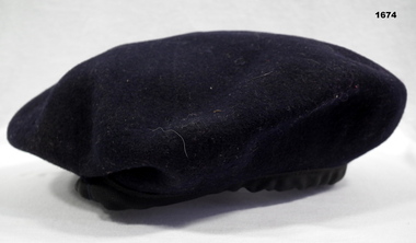 Navy blue beret, lining missing
