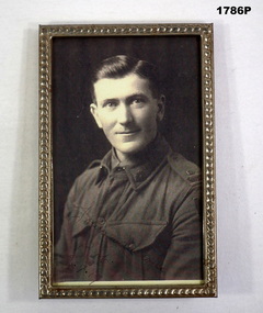 Portrait B & W photo of a WW1 soldier