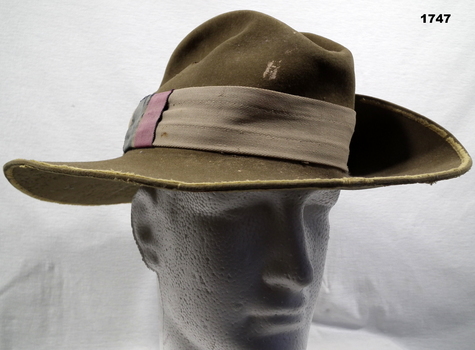 Slouch hat with a pugaree