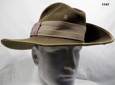 Slouch hat with a pugaree