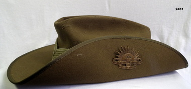 Khaki fur felt slouch hat with rising sun badge.