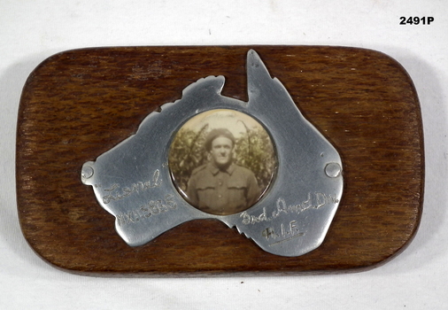 Photo inset in a map of Australia of a soldier.