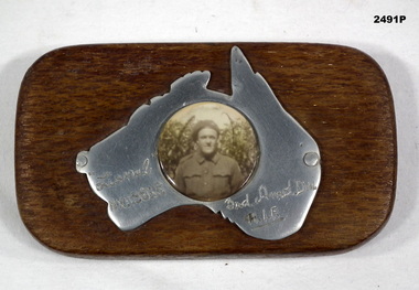 Photo inset in a map of Australia of a soldier.