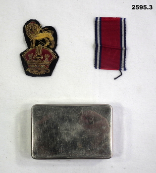 Badge, ribbon and tin re collection WW1.